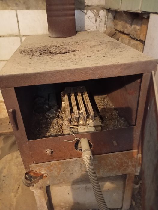 Печка темирдан газ ва утинда ишлайди