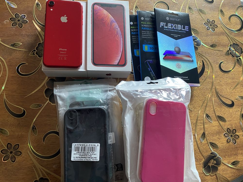 Iphone XR Red Edition+нови протектори и кейсове!