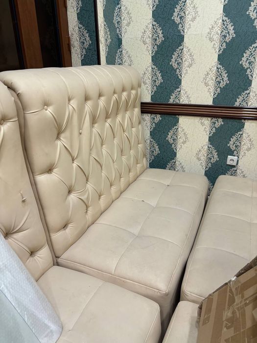 Oshxona kafe uchun mo'ljallangan divan sotiladi