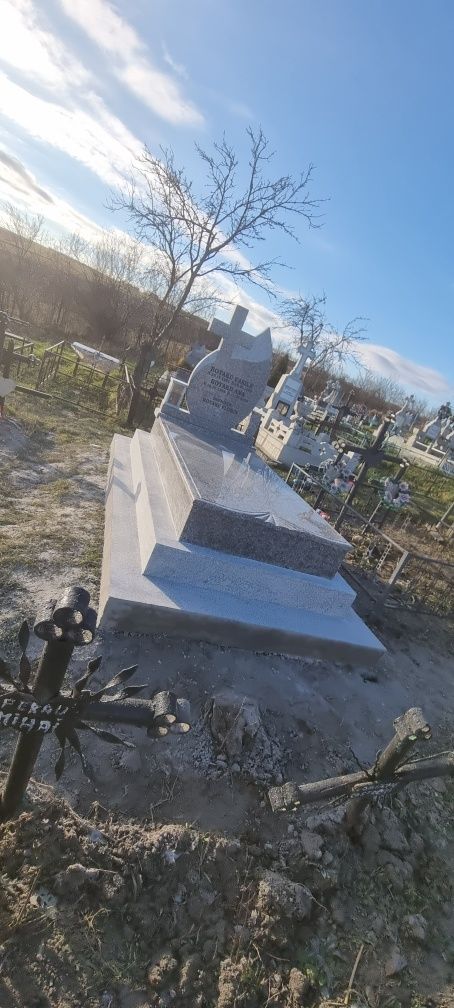 Vând cruci și dalii de beton