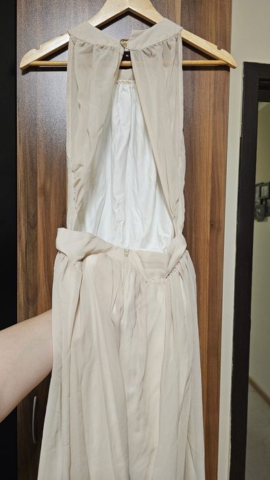 Официална рокля в светло бежово с полу гол гръб