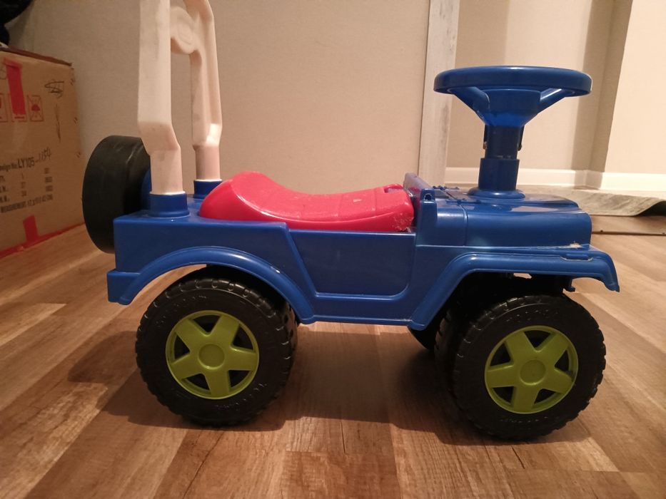 Игрушечная машина