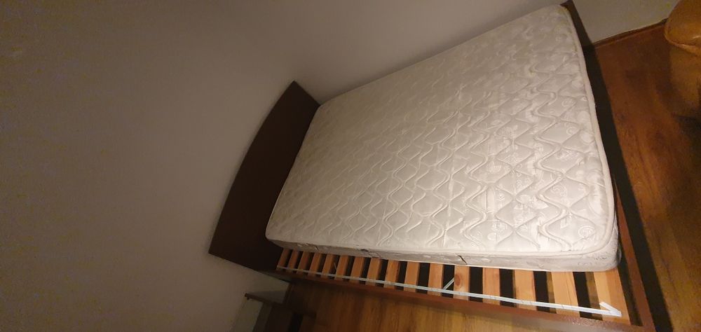 URGENT!!! Mobilier dormitor : pat, 2 noptiere + 1 sifonier mare