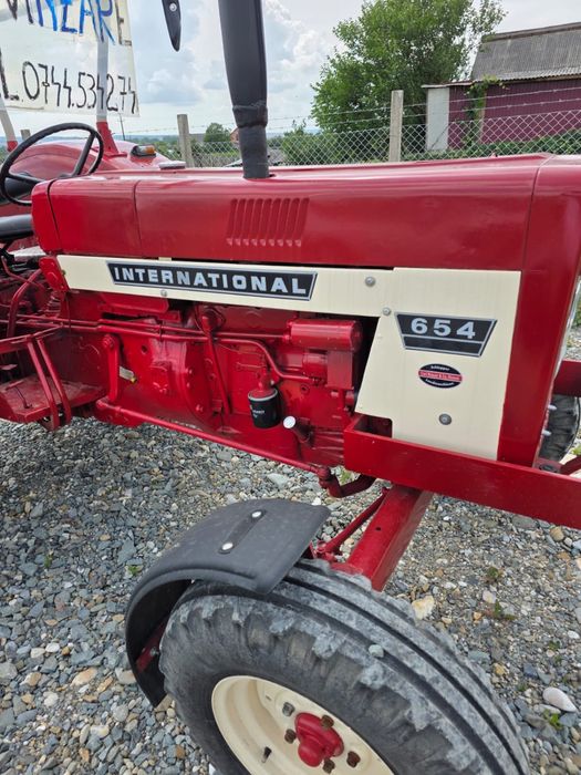 Vând tractor international 654