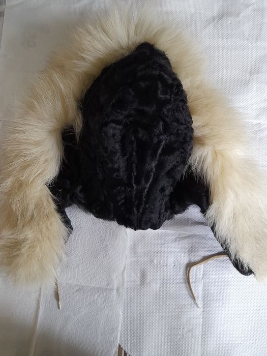 Caciula blana astrahan cu vulpe polara