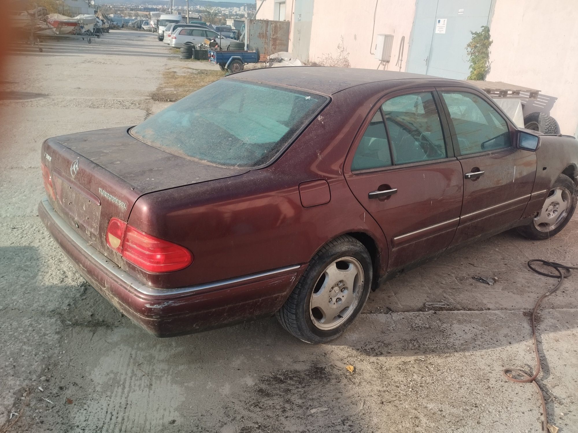 Мерцедес W210 за (на) части.