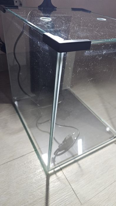 Vând acvariu Pești 30 litri