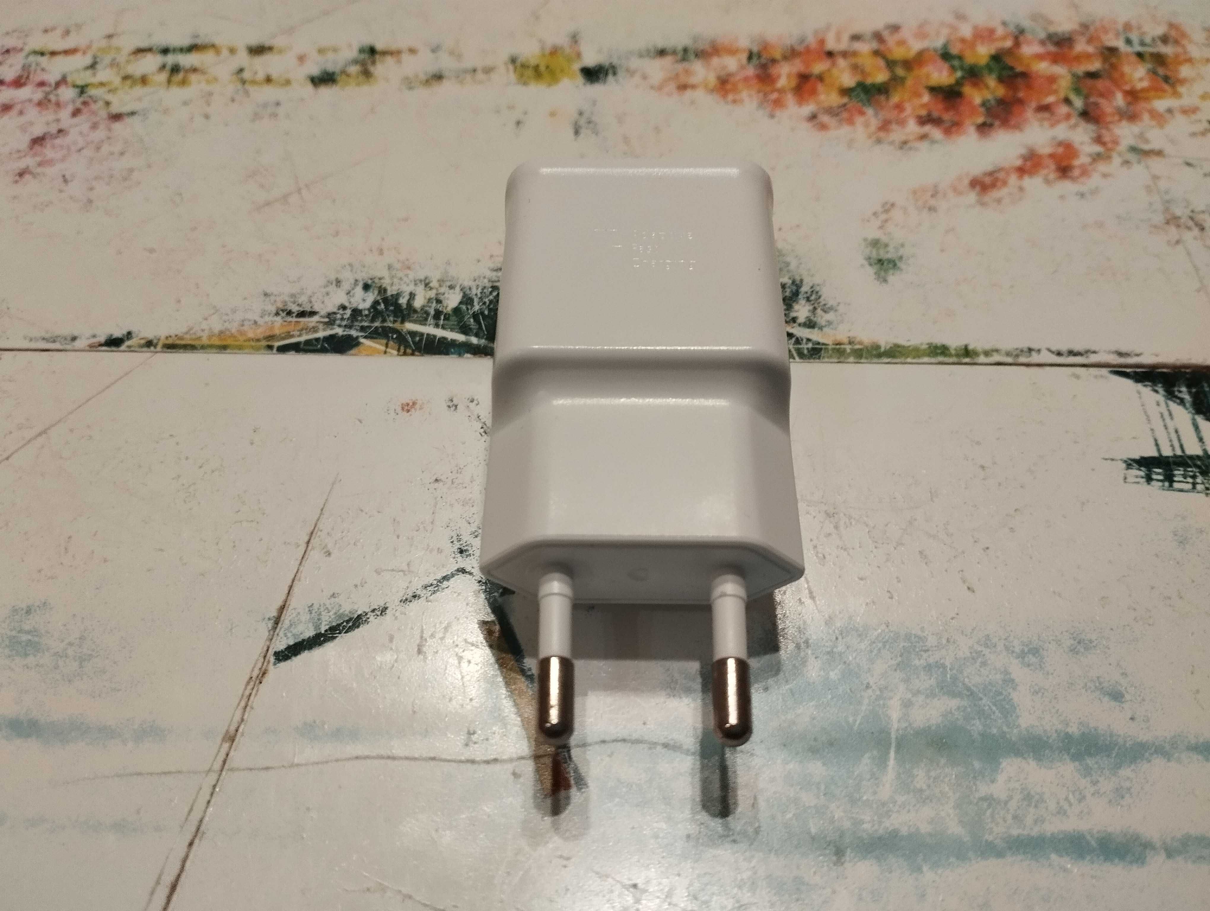 Оригинален USB адаптер SAMSUNG  за зареждане на телефон.
