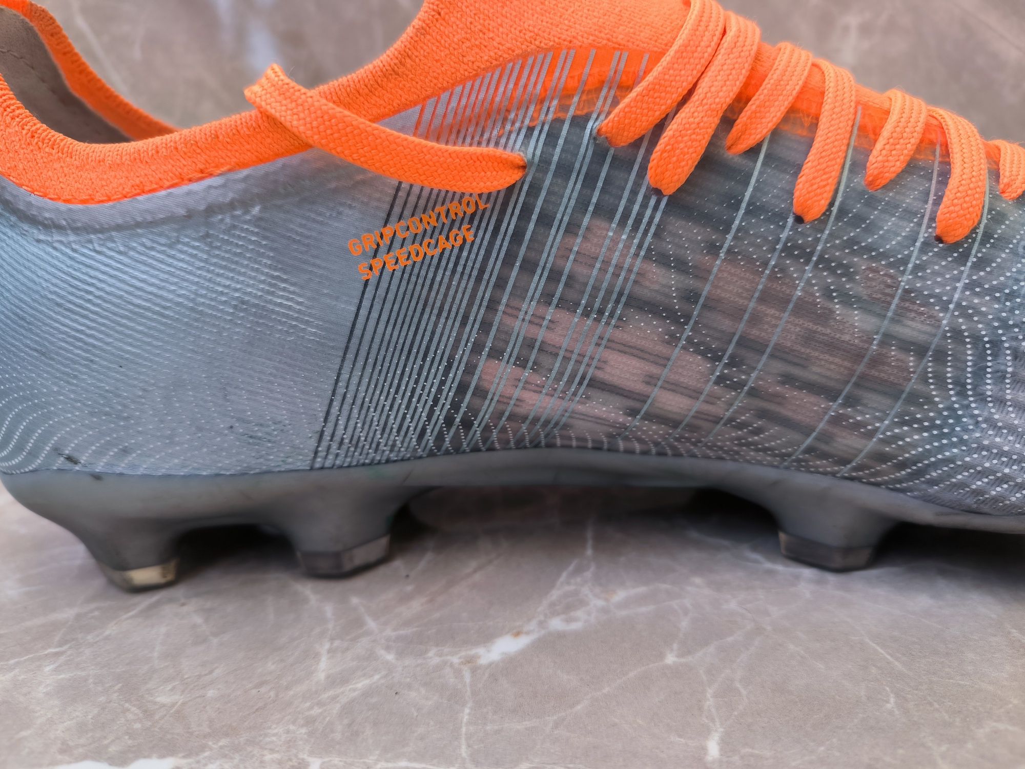 Номер 44 Puma футболни обувки бутонки