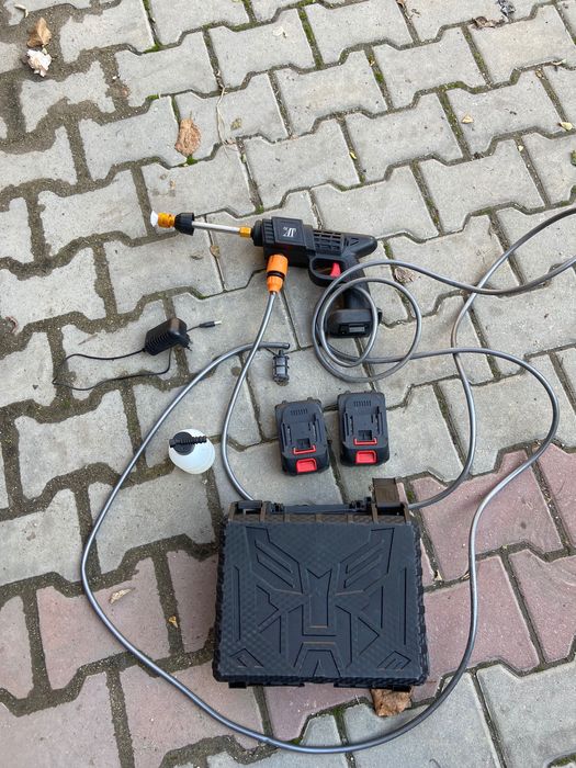 Водоструйка пълен комплект с две батерии