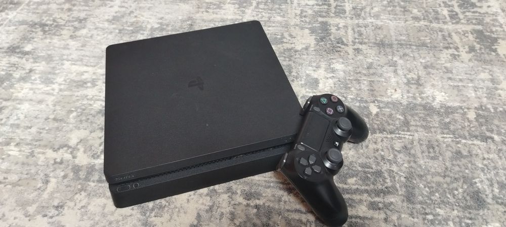 Продам Playstation 4, в отличном состоянии