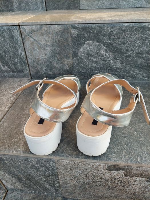 Sandale dama marimea 38 . 70 lei