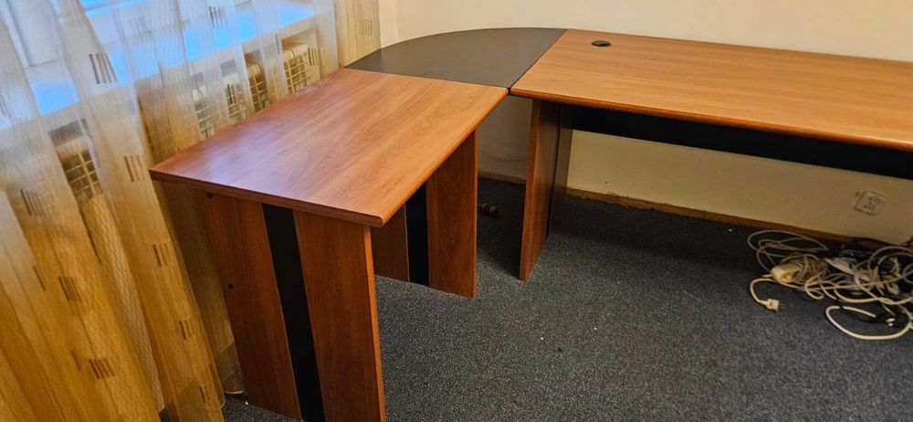 Vand doua birouri cu anexe