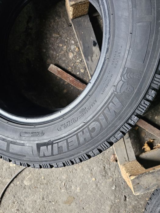 2 anvelope iarna 235 65 16C Michelin Agilis 121/119R