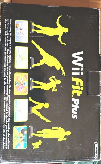 Nintendo Wii Fit Plus și placa de exerciții la cutie