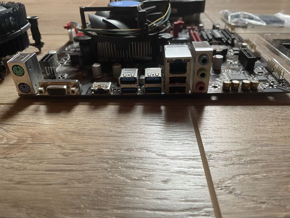Placa de baza + procesor + 2x memorie ram + placa video