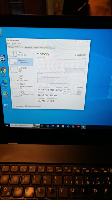 Vând laptop fujitsu i5 5200u 8 gb ram ddr3 placa video integrata 4gb