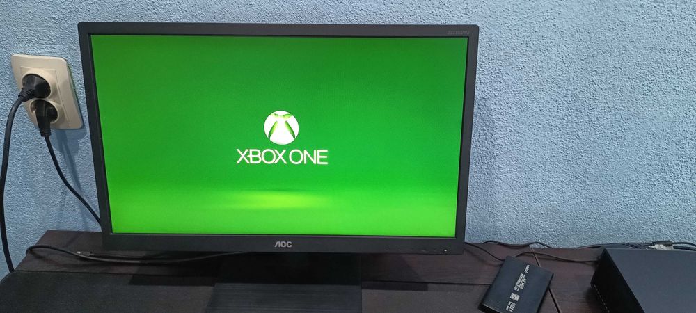 Продавам Xbox One със захранване и бял контролер
