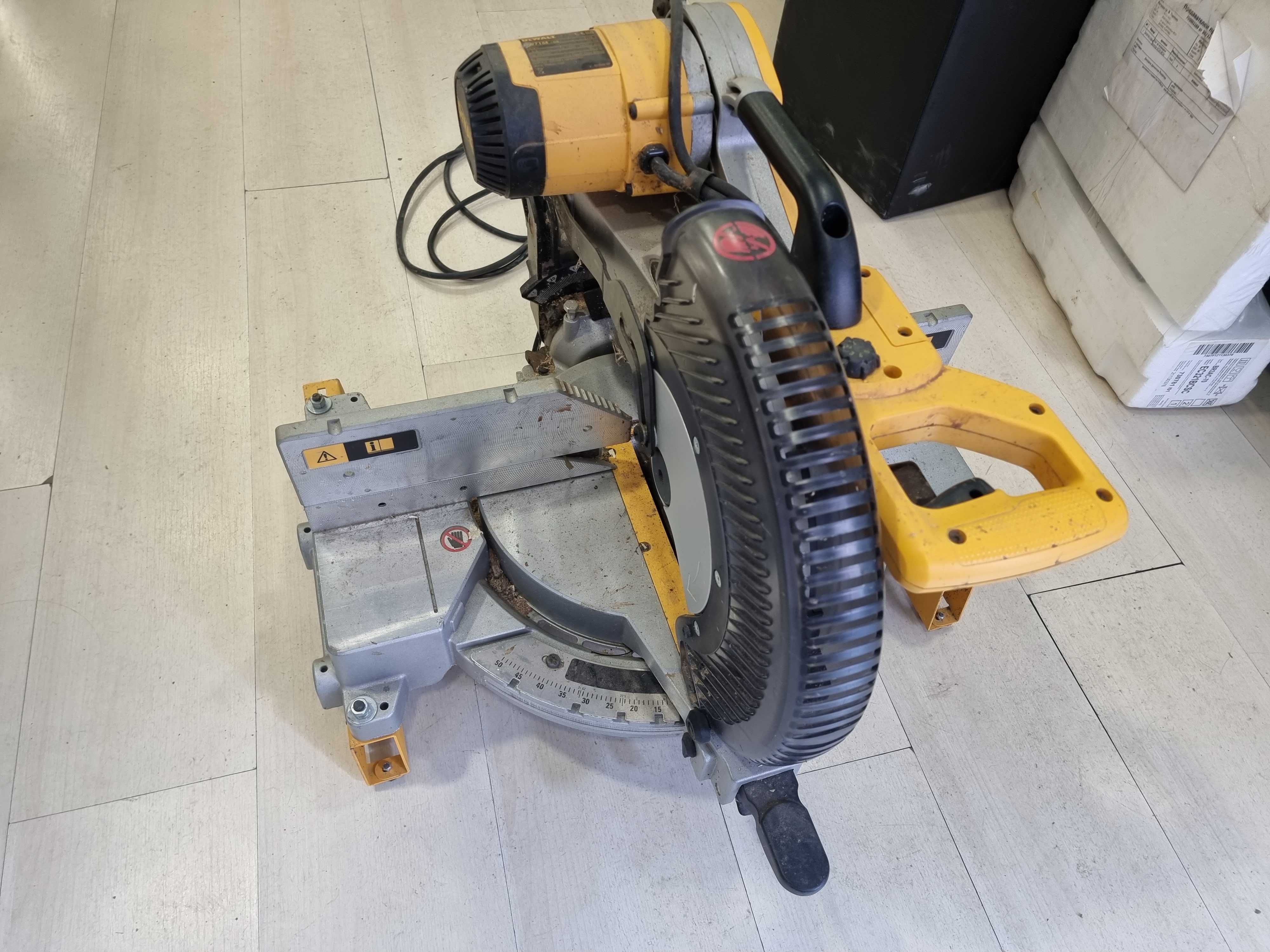 Потапящ циркуляр DEWALT DW716 / Герунг