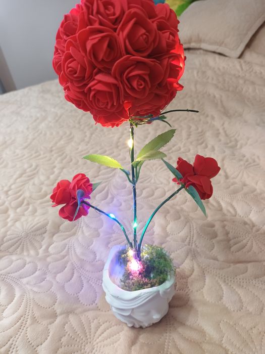 Pomulet din trandafir de spuma cu luminii