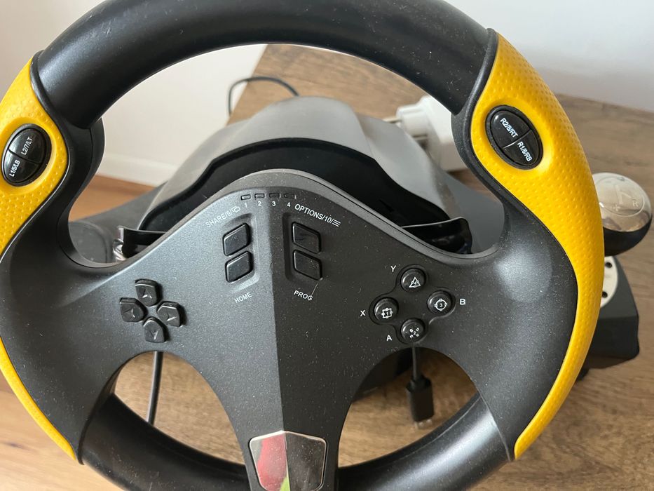 Volan gaming pentru consola  cu pedale