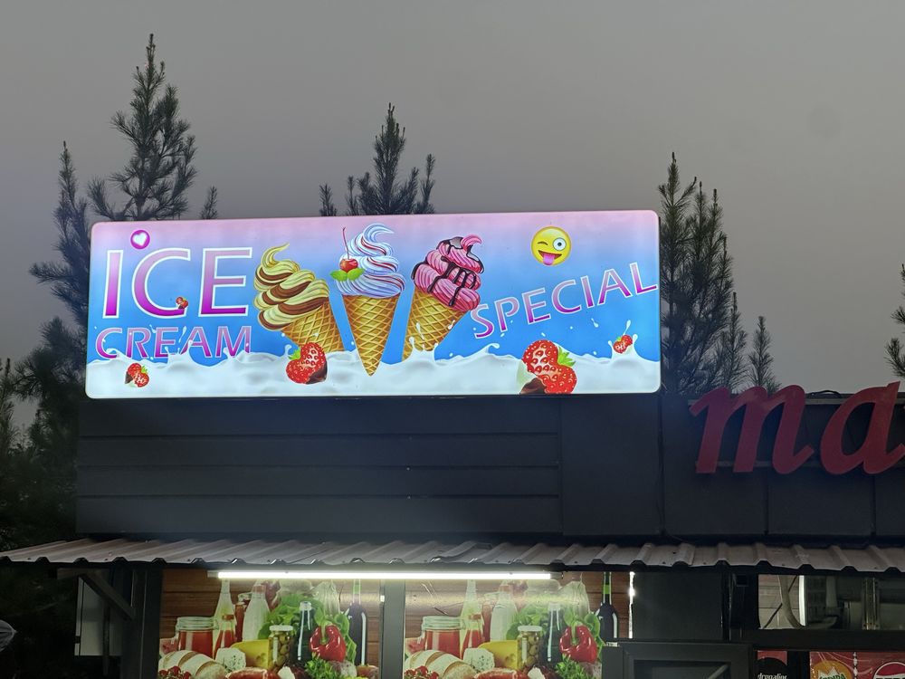 Muzqaymoq aparati sotiladi. Reklama banneri bilan.