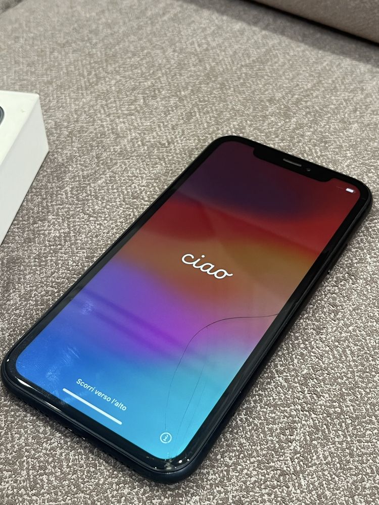 Продаю iPhone XR