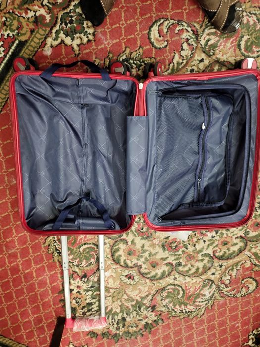 Продаётся  новый чемодан.