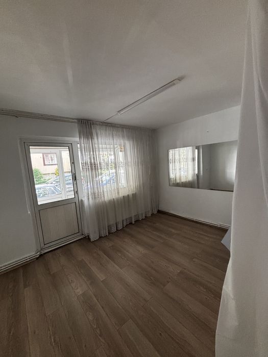 Inchiriez camera de cosmetica/makeup