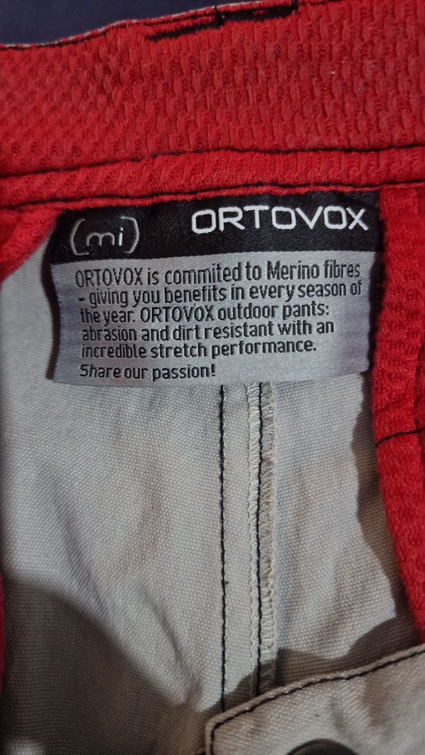 Pantaloni scurti Ortovox marimea M-L