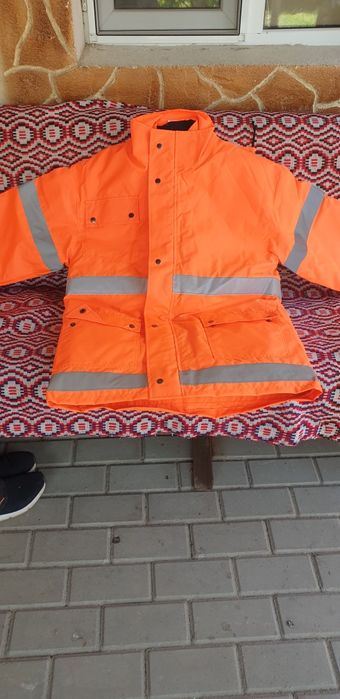 Vând geaca reflectorizanta impermeabila