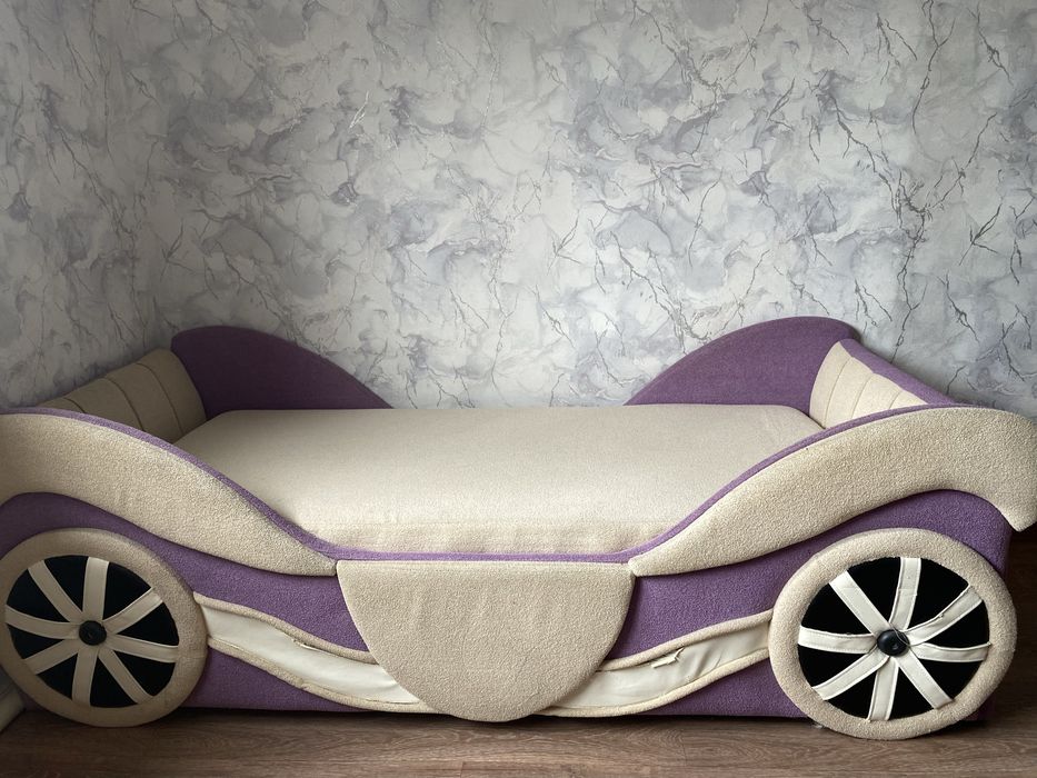 Детская кровать с подъёмным механизмом и большим коробом для хранения.