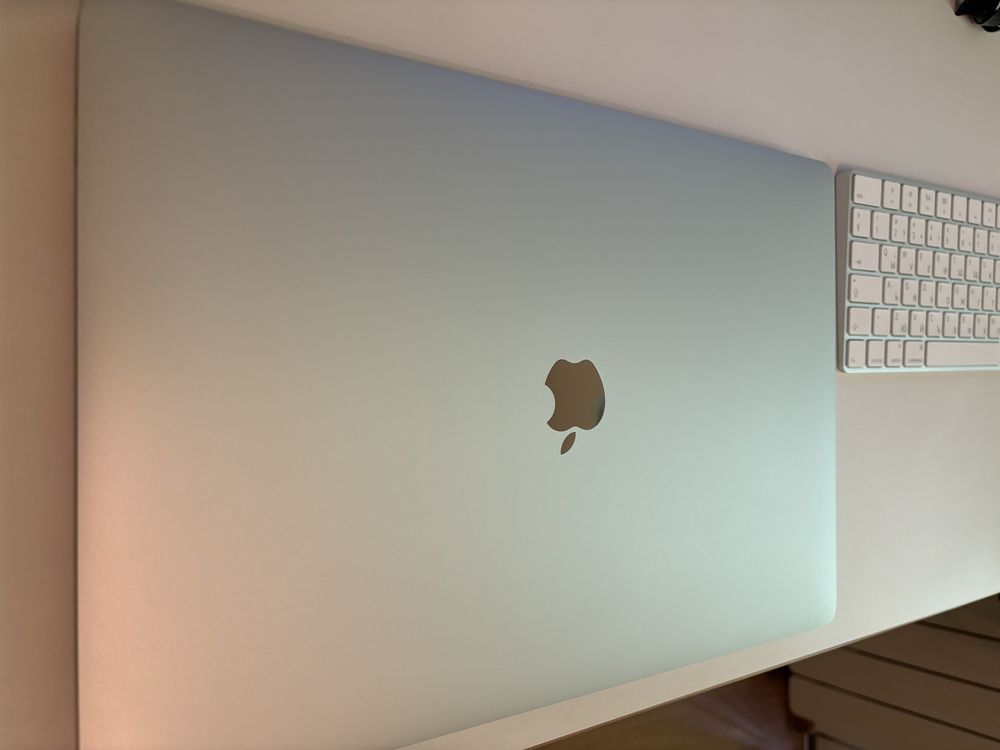 Apple MacBook Pro 16 touchbar