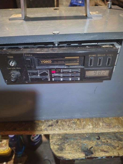 Vând radio casetofon auto cu memorie căutare automată portabil