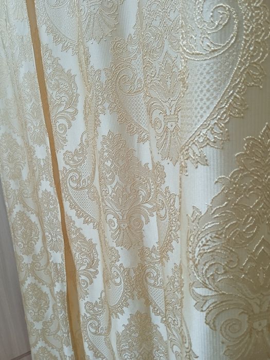 Продам шторы золотисто-бежевого цвета