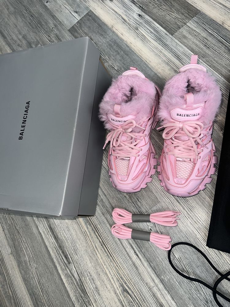 ОРИГИНАЛНИ Balenciaga Track кецове розови с пух