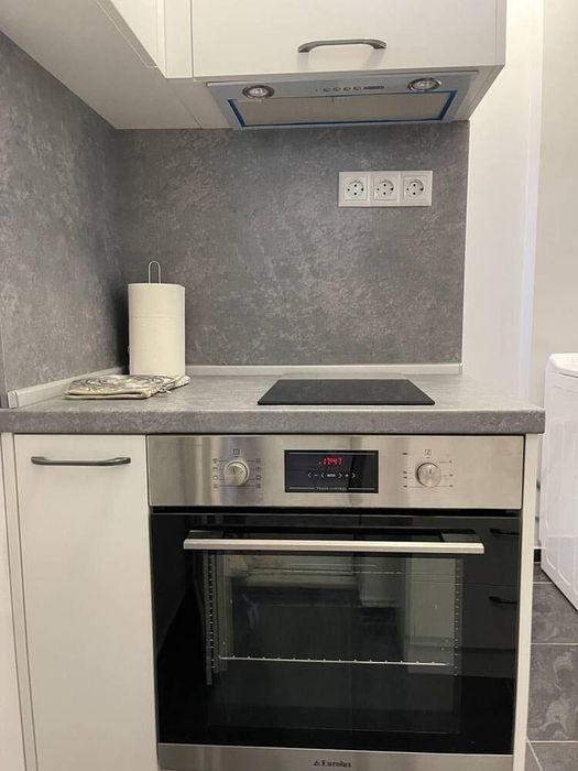 Дава се под наем Тристаен апартамент в Бургас, Център - 85 кв.м за 612 € - Снимка #1