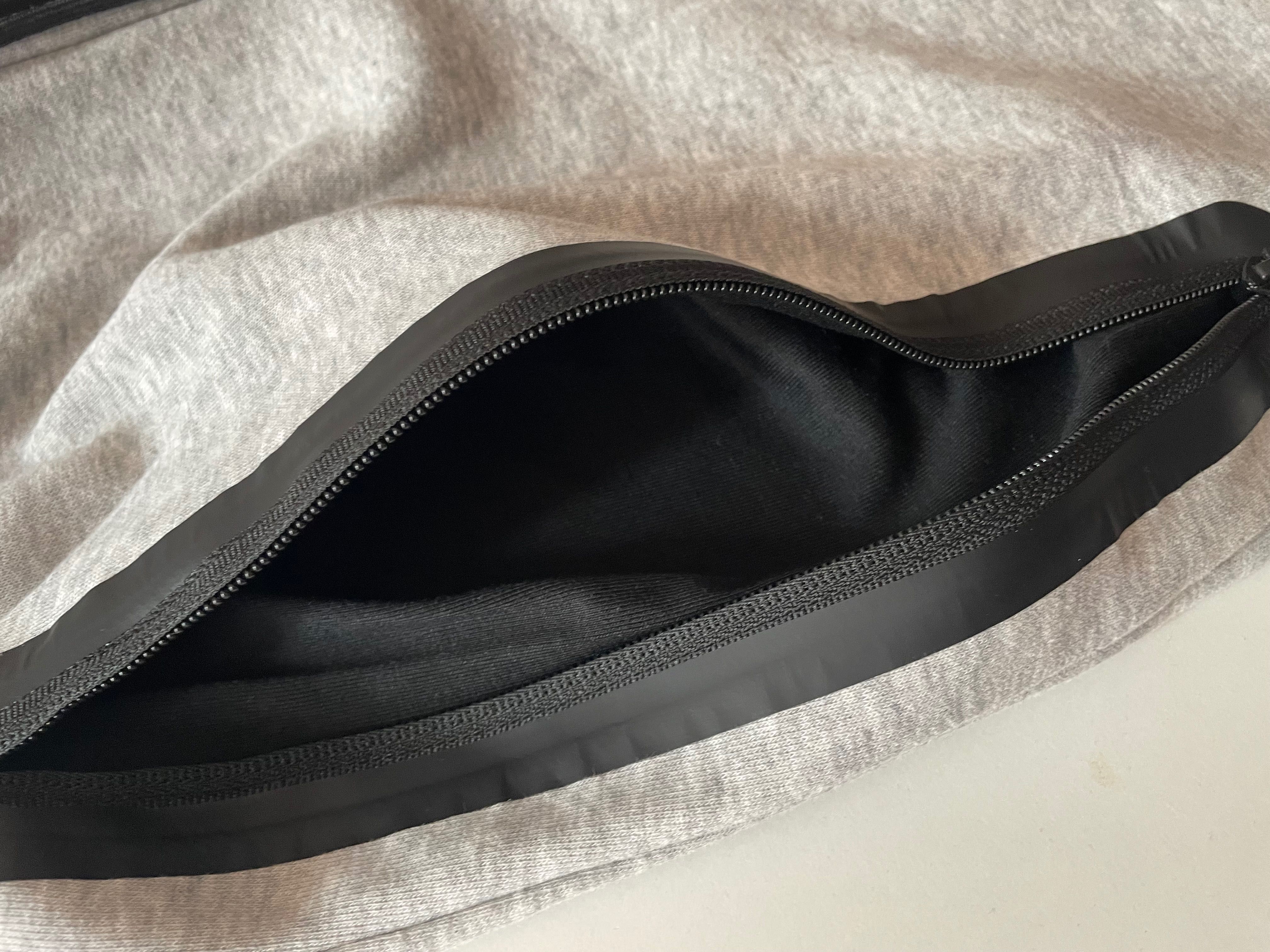 Продавам сиви панталони nike tech, размер M.