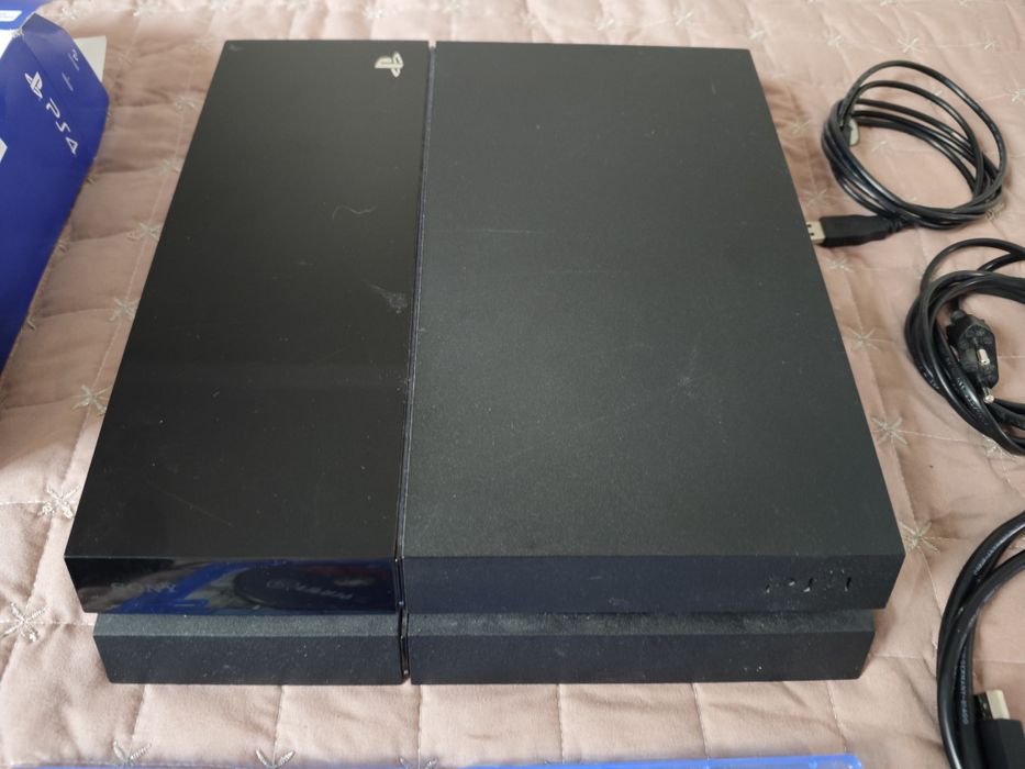 Продавам конзола Playstation 4 + 3 джойстика и 2 игри