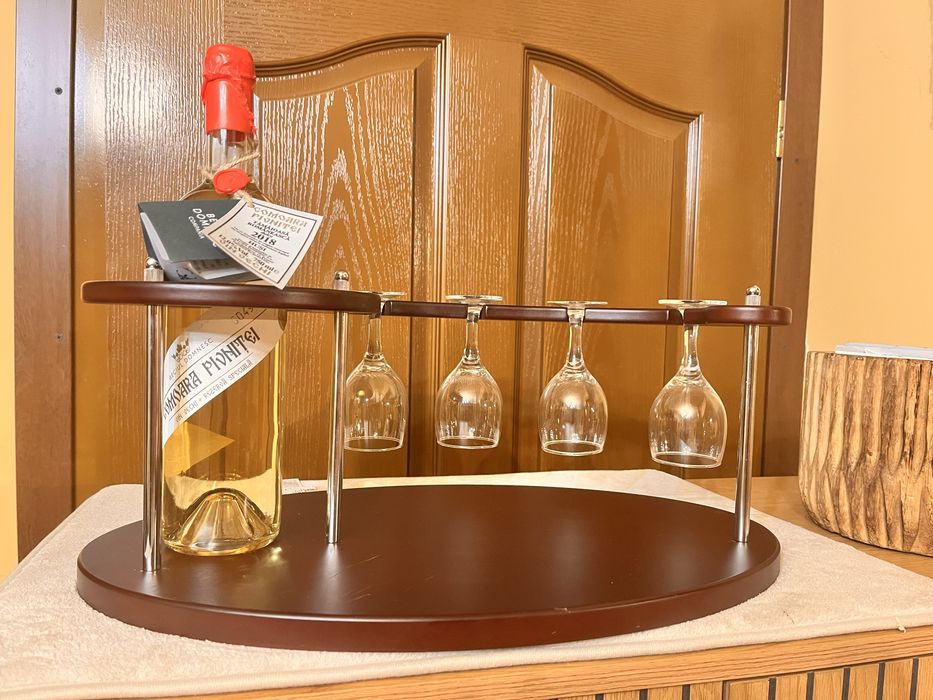 Minibar pentru sticla de vin si suport pahare