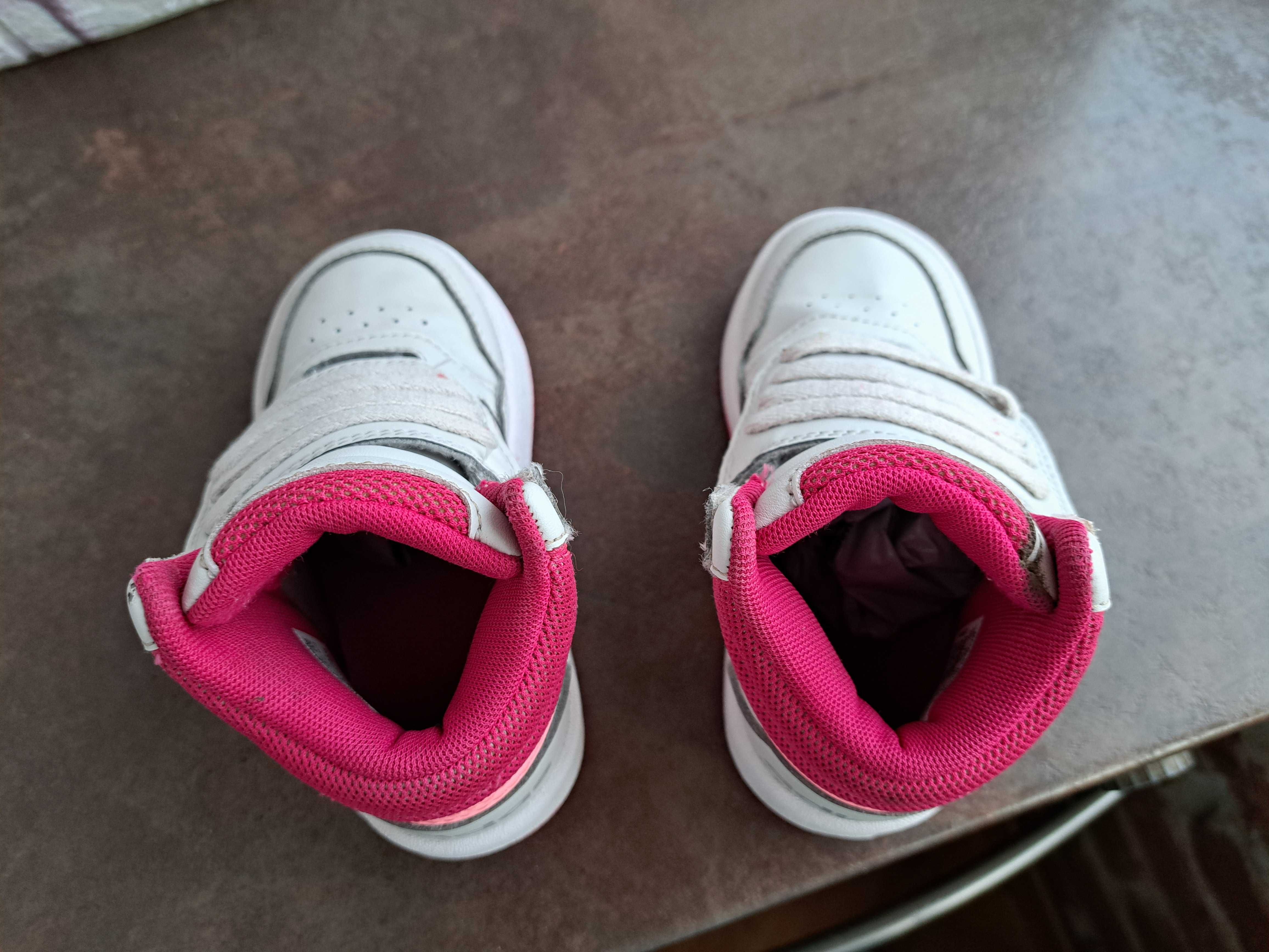 детски маратонки за момиче,кецове,спортни обувки,Adidas,номер25,адидас