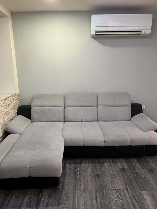 Сива ъглова холна гарнитура с функция сън и ракла