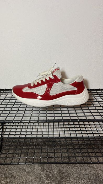 prada cups rosii