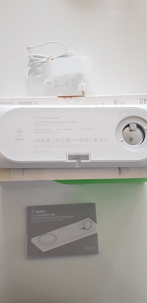 Оригинално 3-в-1 безжично зарядно Belkin BoostCharge Pro 3-in-1