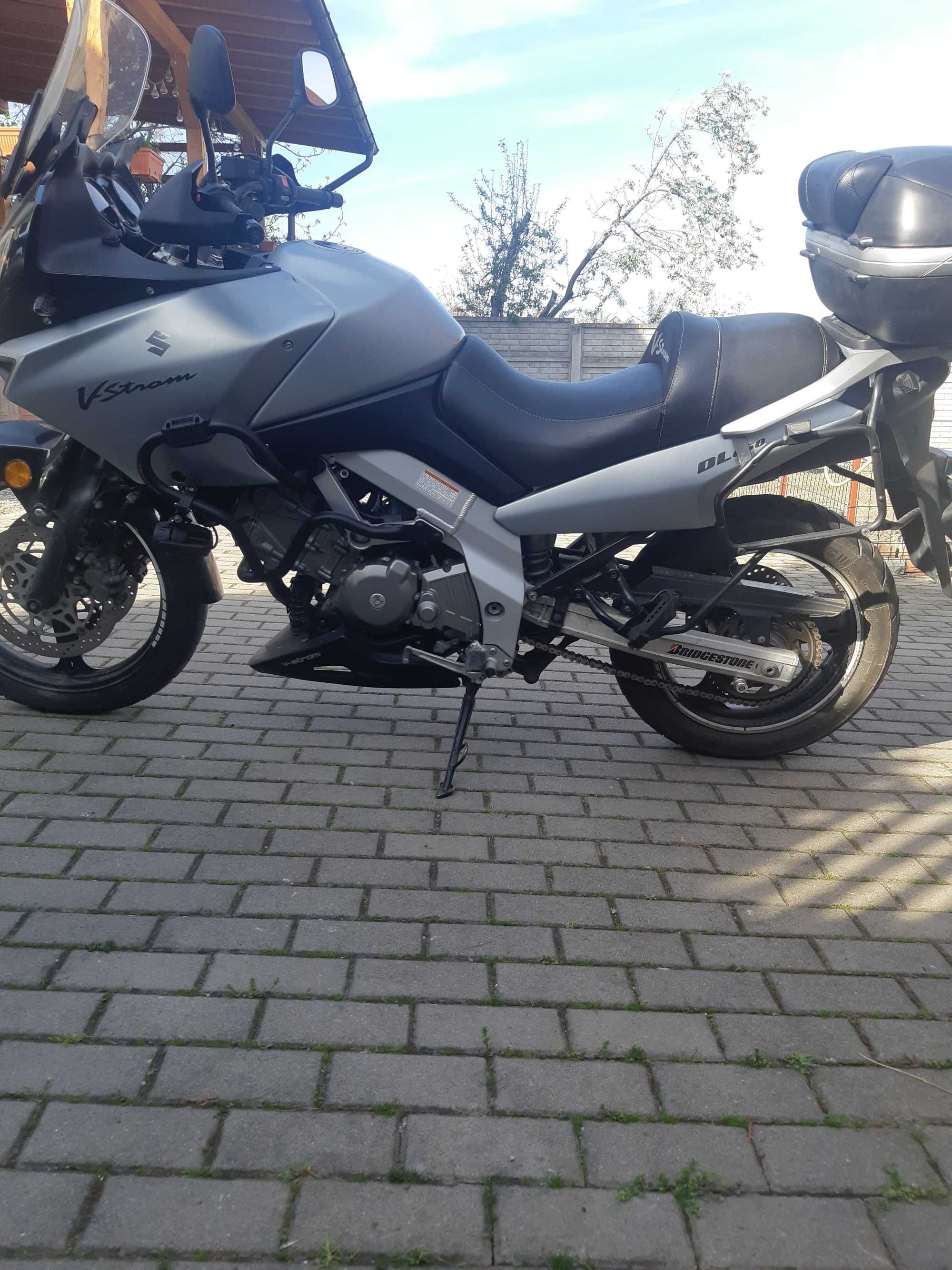 Vând motocicleta Suzuki V Strom DL 650 cc