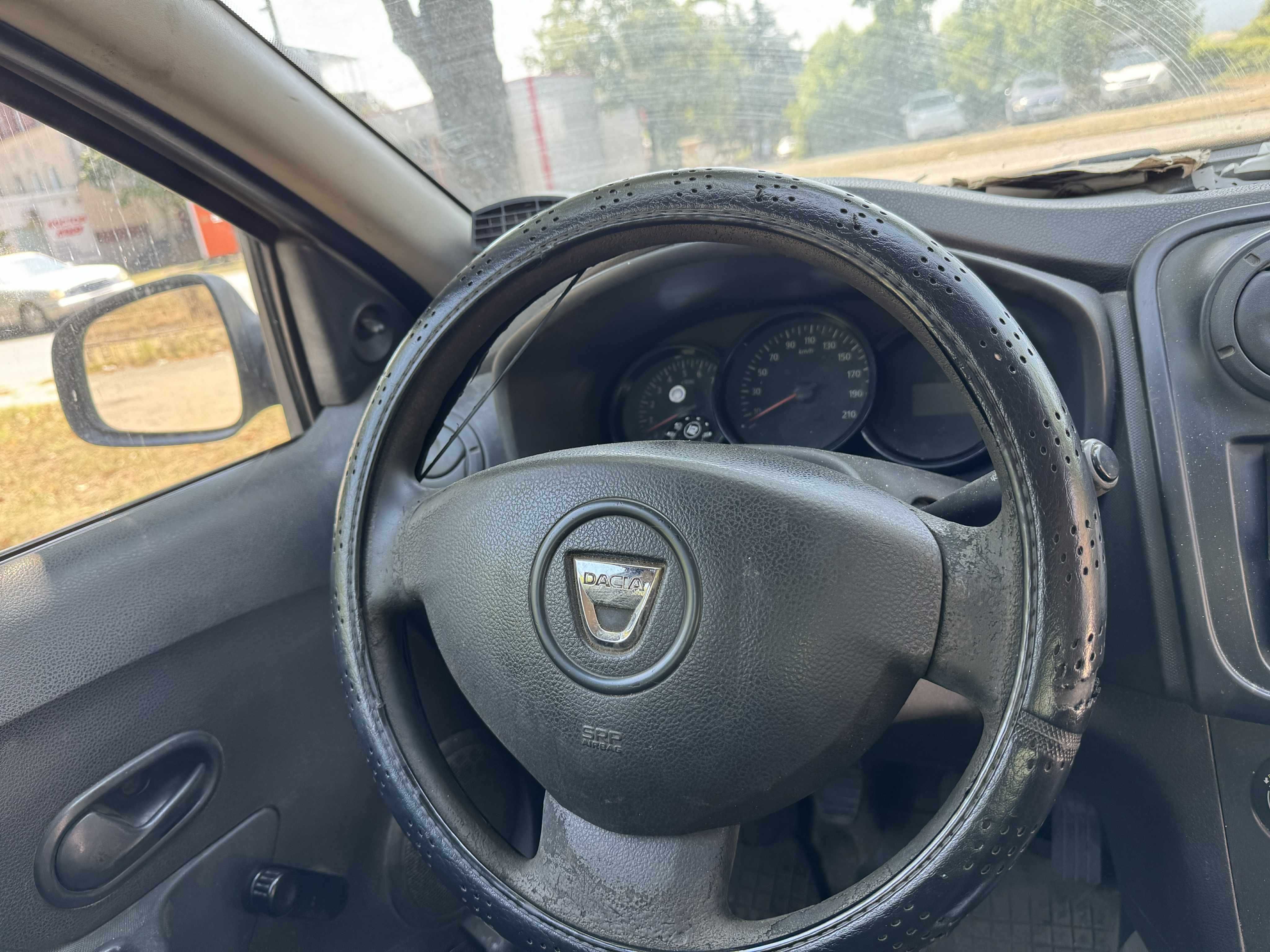 Продавам dacia logan