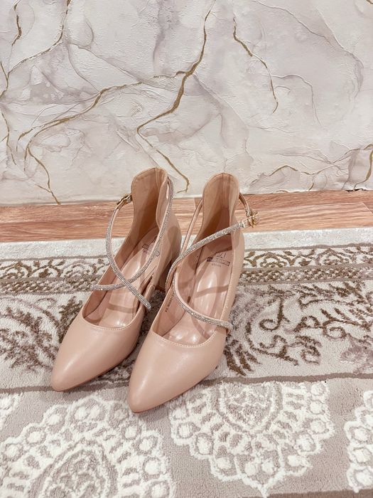 Продам бежевые туфли на каблуке