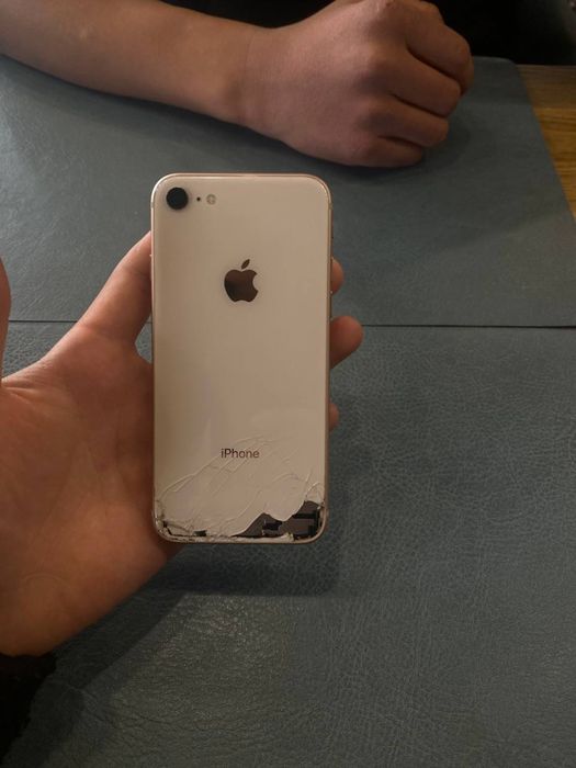 Iphone 8 sastayana yaxsh holatda