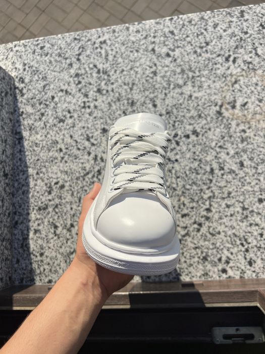 Vând Sneakers Alexander McQueen Bianche Classic Nepurtați, Mărimea 44