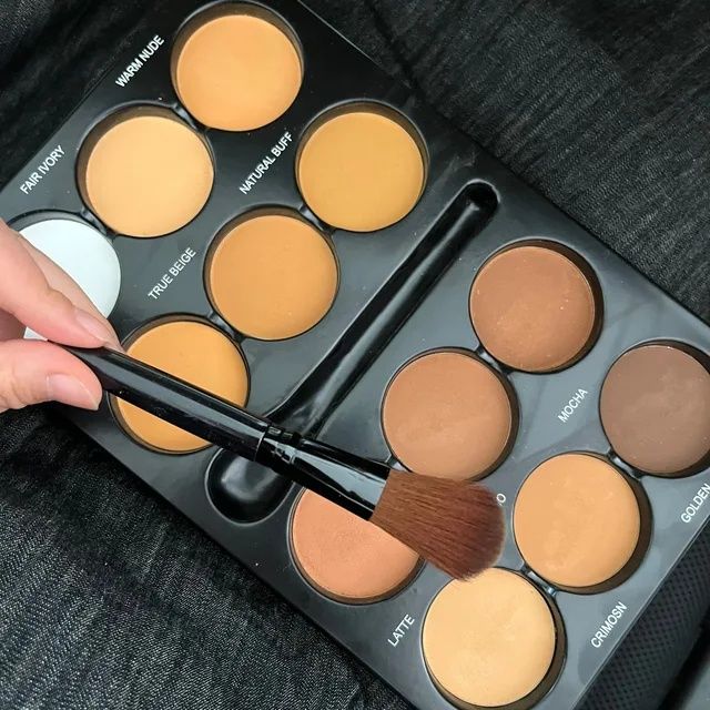 Paleta  profesională pt . conturarea fetei